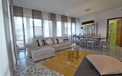 Marina Apartment: Værelse, Ejendom, Møbel, Indretning, Bygning, Stue, Hus, Ejendom, Etage, Bord