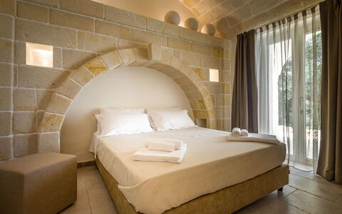 Corte dei Messapi | Sleeps 24: Soveværelse, Seng, Møbel, Værelse, Ejendom, Væg, Indretning, Bed Frame, Sengetøj, Suite