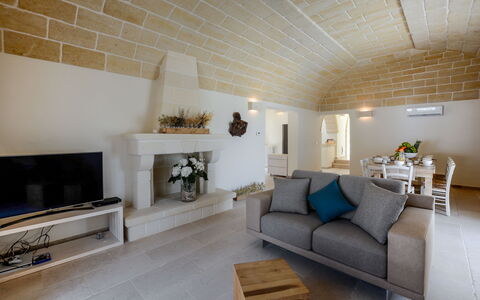 Corte dei Messapi | Sleeps 24: Stue, Værelse, Ejendom, Indretning, Møbel, Bygning, Loft, Væg, Hus, Etage