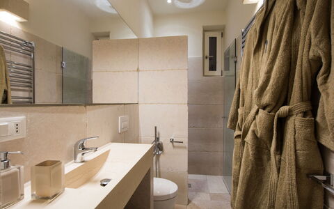 Corte dei Messapi | Sleeps 24: Badeværelse, Værelse, Ejendom, Indretning, Arkitektur, Flise, Bygning, Væg, Ejendom, Etage