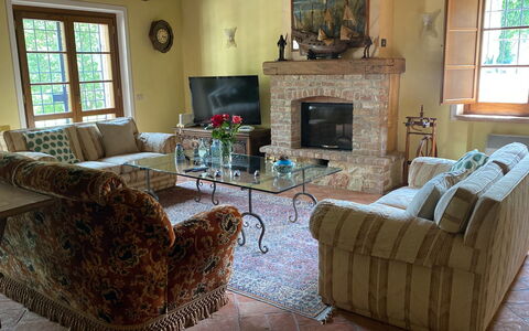 Beautiful Stone Country Villa: Brun, Møbel, Ejendom, Vindue, Plante, Billedramme, Bord, Couch, Stue, Indretning