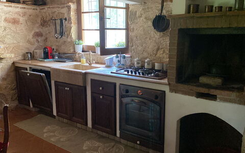 Beautiful Stone Country Villa: Countertop, Cabinetry, Ejendom, Køkkenvask, Håndvask, Tap, Køkken, Komfur, Vindue, Køkken Apparat