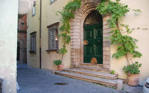 Il Mezzanino: Ejendom, Bygning, Ejendom, Arkitektur, Kvarter, Facade, Hus, Arch, Gårdsplads, Dør
