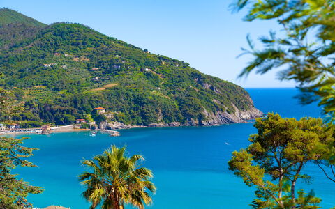Il Giardino Sul Mare - Levanto: Vand, Himmel, Bjerg, Vandressourcer, Naturlige Landskab, Grøn, Azure, Træ, Sø, Coastal Og Oceaniske Landskabsformer