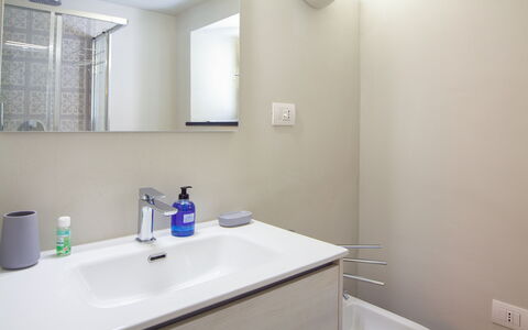 Portovecchio Apartments - Levanto: Sanitærarmatur, Badeværelsesvask, Badeværelse, Indretning, Gulvbelægning, Etage, Håndvask, Badeværelsesskab, Tap, Spejl