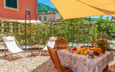 Portovecchio Apartments - Levanto: Ejendom, Ejendom, Hus, Bygning, Værelse, Gul, Ferie, Estate, Udvej, Hjem