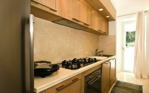 Villa Marina Little Beach: Cabinetry, Countertop, Gaskomfur, Komfur, Cooktop, Køkken Apparat, Køkken, Bygning, Husholdningsapparat, Træ