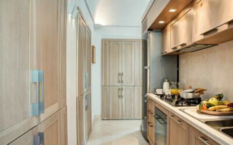 Villa Marina Little Beach: Bygning, Cabinetry, Ejendom, Countertop, Mad, Træ, Køkken Apparat, Indretning, Komfur, Dør