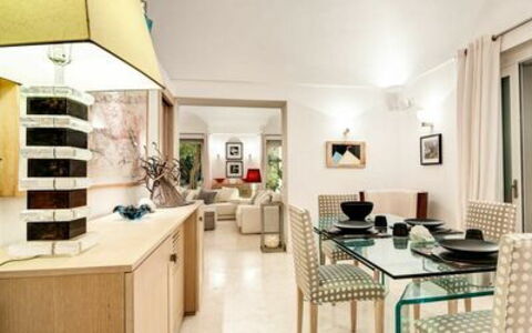 Villa Marina Little Beach: Møbel, Ejendom, Cabinetry, Bord, Stol, Countertop, Billedramme, Træ, Indretning, Skuffe