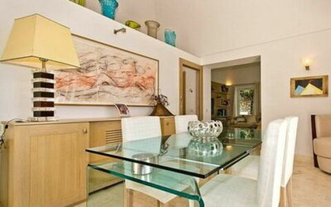 Villa Marina Little Beach: Møbel, Billedramme, Bord, Cabinetry, Countertop, Træ, Stol, Belysning, Indretning, Bygning