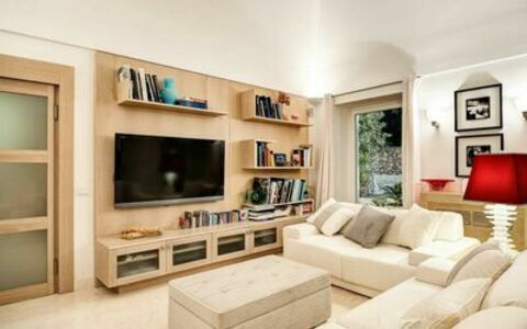Villa Marina Little Beach: Møbel, Billedramme, Ejendom, Couch, Indretning, Stue, Hylde, Etage, Træ, Cabinetry