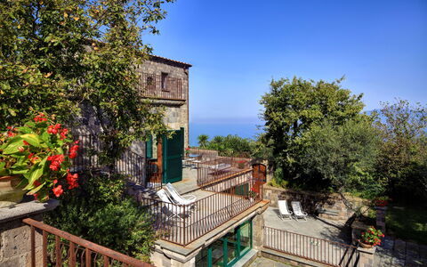 Stony Villa Volcano View: Himmel, Plante, Blomst, Ejendom, Bygning, Azure, Træ, Kvarter, Fritid, Offentlige Rum