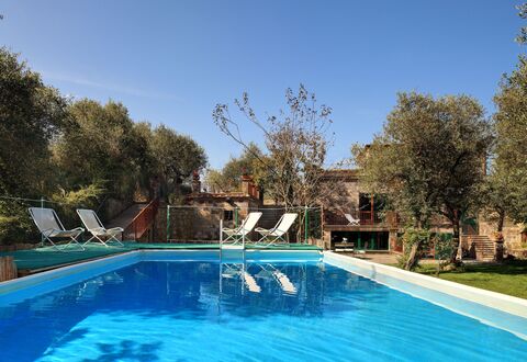 Stony Villa Volcano View: Vand, Plante, Himmel, Ejendom, Bygning, Svømmepøl, Azure, Naturlige Landskab, Træ, Græs