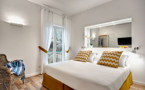 Sorrento Golden Apartment: Møbel, Vindue, Bygning, Komfort, Azure, Træ, Bord, Textile, Bed Frame