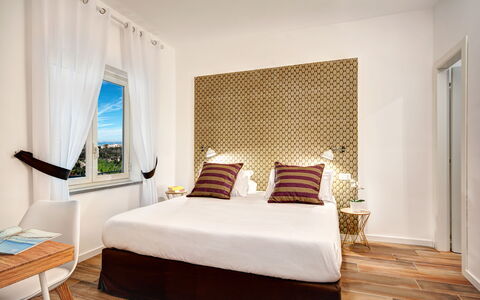 Sorrento Golden Apartment: Møbel, Ejendom, Komfort, Bygning, Træ, Textile, Skygge, Bed Frame, Indretning, Etage