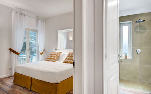 Sorrento Golden Apartment: Møbel, Bygning, Komfort, Træ, Skygge, Dør, Etage, Bed Frame, Vindue