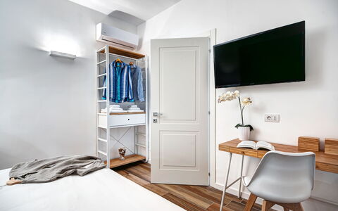 Sorrento Golden Apartment: Møbel, Ejendom, Komfort, Træ, Indretning, Gulvbelægning, Bygning, Etage, Reoler