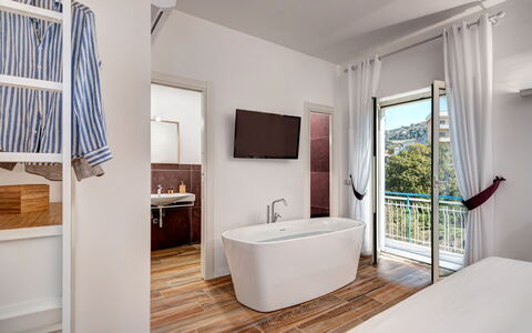 Sorrento Golden Apartment: Ejendom, Badekar, Sanitærarmatur, Bygning, Azure, Træ, Tap, Vindue, Badeværelse