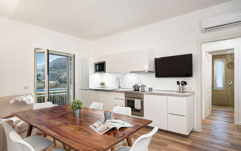 Sorrento Golden Apartment: Møbel, Bord, Ejendom, Cabinetry, Træ, Stue, Countertop, Indretning, Etage