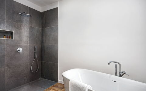 Luxury Blues Apartment: Badekar, Sanitærarmatur, Badeværelse, Bygning, Bruser, Brusehoved, Indretning, Etage