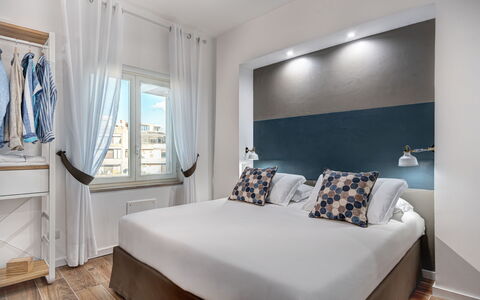 Luxury Blues Apartment: Møbel, Blå, Komfort, Cabinetry, Indretning, Etage, Gulvbelægning, Vindue, Bygning