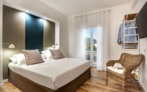 Luxury Blues Apartment: Møbel, Ejendom, Træ, Belysning, Komfort, Indretning, Gulvbelægning, Etage, Skygge
