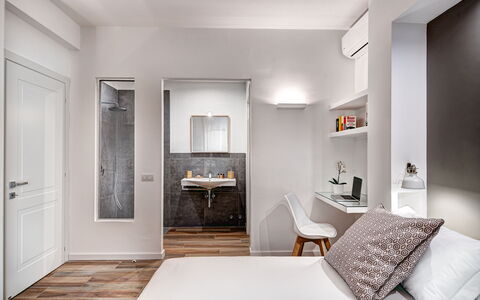 Luxury Blues Apartment: Møbel, Ejendom, Bygning, Dør, Billedramme, Hvid, Bord, Spejl, Komfort, Indretning