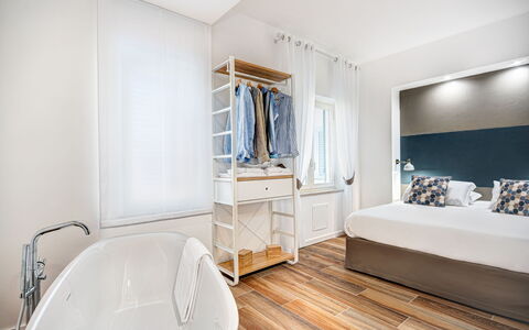 Luxury Blues Apartment: Badekar, Bygning, Komfort, Træ, Etage, Bed Frame, Gulvbelægning, Dør, Cabinetry