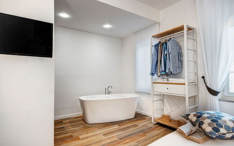 Luxury Blues Apartment: Badekar, Bygning, Sanitærarmatur, Produkt, Vindue, Træ, Cabinetry, Gardin, Indretning