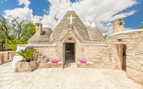 Trullo Del Pioppo Gigante: Sky, Himmel, Plante, Bygning, Hus, Blomsterkrukke, Landdistrikt, Landskab, Facade, Træ