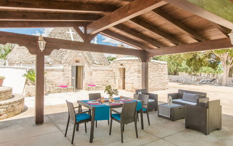 Trullo Del Pioppo Gigante: Bord, Møbel, Plante, Ejendom, Træ, Stol, Skygge, Indretning, Udendørs Møbler, Udendørs Bord