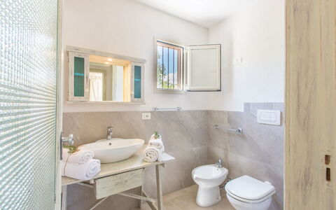 Trullo Del Pioppo Gigante: Spejl, Sanitærarmatur, Tap, Håndvask, Badeværelsesvask, Ejendom, Badeværelse, Purple, Toiletbræt, Indretning