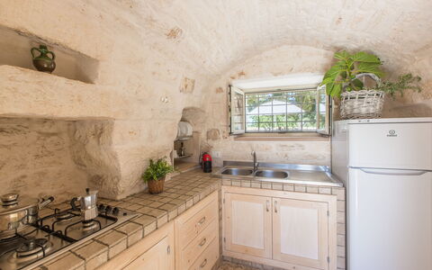 Trullo Del Pioppo Gigante: Cabinetry, Countertop, Bygning, Ejendom, Køkkenvask, Håndvask, Tap, Køkken, Vindue, Træ