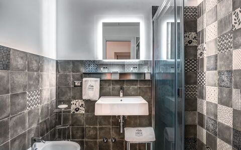 Loft In Sorrento: Spejl, Tap, Sanitærarmatur, Håndvask, Bygning, Badeværelsesvask, Badeværelse, Purple, Træ, Etage