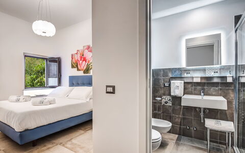 Loft In Sorrento: Møbel, Ejendom, Bygning, Spejl, Komfort, Indretning, Billedramme, Television, Etage, Bed Frame