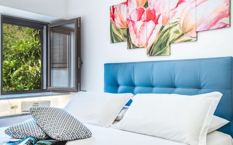 Loft In Sorrento: Blomst, Ejendom, Møbel, Couch, Hvid, Plante, Grøn, Azure, Rektangel, Komfort