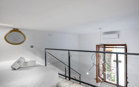 Loft In Sorrento: Bygning, Indretning, Etage, Komfort, Gulvbelægning, Træ, Ejendom, Hus, Bed Frame