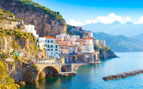 Loft In Sorrento: Vand, Himmel, Bjerg, Bygning, Vandressourcer, Plante, Blå, Azure, Natur, Naturlige Landskab
