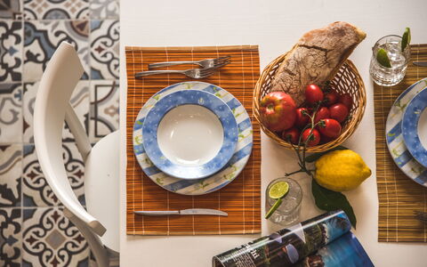 Loft In Sorrento: Mad, Bordservice, Tallerkner, Bord, Plade, Træ, Serveware, Ingrediens