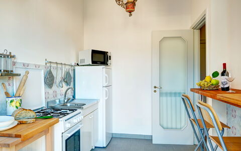 Parsano Home: Ejendom, Cabinetry, Møbel, Blå, Køkken, Countertop, Husholdningsapparat, Belysning, Orange, Køkken Apparat