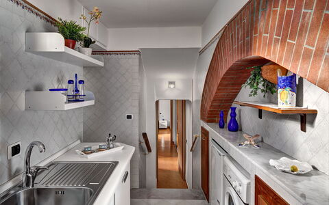 49 Little House: Countertop, Cabinetry, Køkkenvask, Håndvask, Ejendom, Møbel, Plante, Hvid, Bygning, Tap
