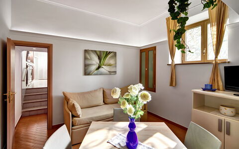 49 Little House: Blomst, Ejendom, Møbel, Plante, Komfort, Indretning, Belysning, Stue, Dekoration, Billedramme