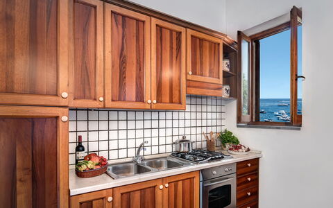 La Baia Dello Chalet: Cabinetry, Countertop, Ejendom, Møbel, Tap, Køkken Apparat, Træ, Komfur, Køkken, Vindue