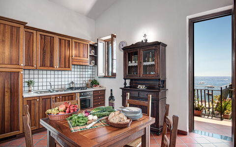 La Baia Dello Chalet: Bord, Møbel, Ejendom, Cabinetry, Plante, Træ, Stol, Indretning, Billedramme, Stue