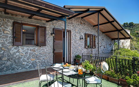 La Baia Dello Chalet: Plante, Bygning, Bord, Møbel, Ejendom, Vindue, Himmel, Stol, Blomsterkrukke, Indretning