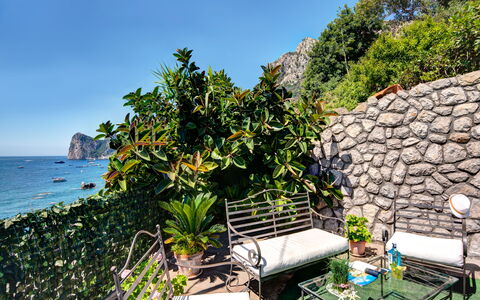 La Baia Dello Chalet: Himmel, Plante, Vand, Ejendom, Plantesamfund, Botanik, Naturlige Landskab, Udendørs Møbler, Vegetationen, Arecales