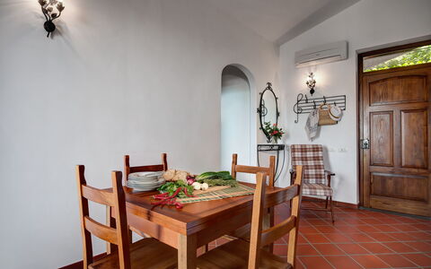 La Baia Dello Chalet: Møbel, Ejendom, Bord, Cabinetry, Billedramme, Stol, Træ, Indretning, Dør, Etage