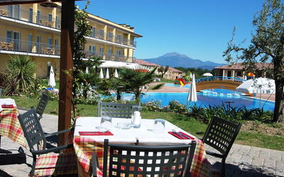 Resort Oleander: Himmel, Bygning, Ejendom, Plante, Møbel, Bord, Svømmepøl, Stol, Vindue, Skygge