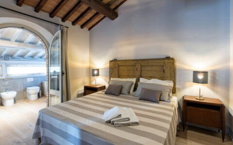 Villa Milluzzi: Møbel, Bygning, Ejendom, Komfort, Træ, Bed Frame, Indretning, Belysning, Hus, Etage