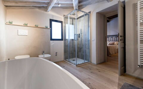 Villa Milluzzi: Badekar, Sanitærarmatur, Bygning, Badeværelse, Etage, Træ, Gulvbelægning, Tap, Komfort